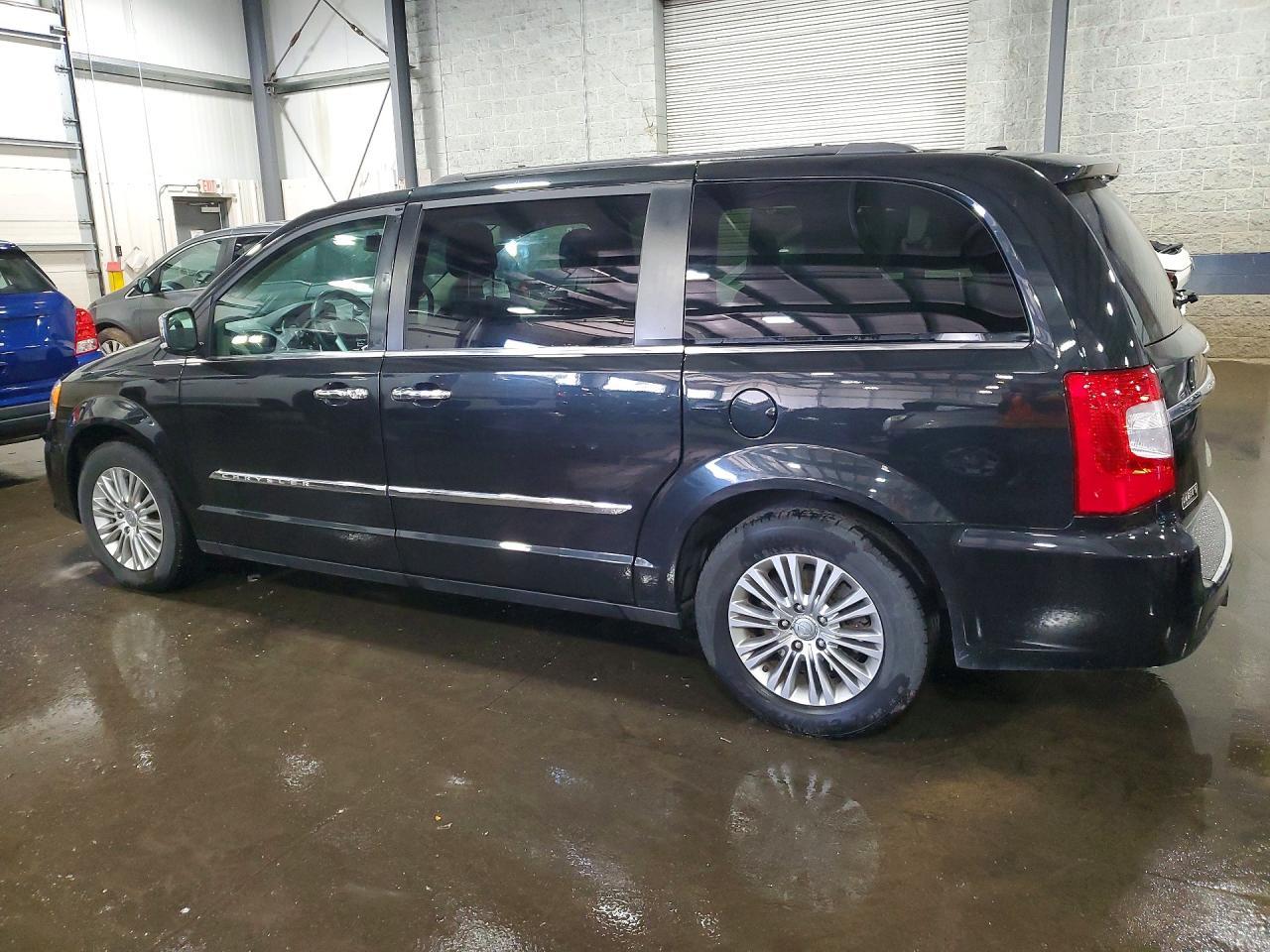 2015 Chrysler Town & Country Touring L - Фото 2