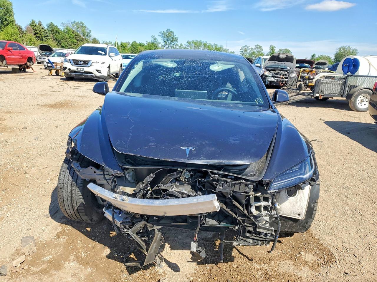 2025 Tesla Model 3 - Фото 5