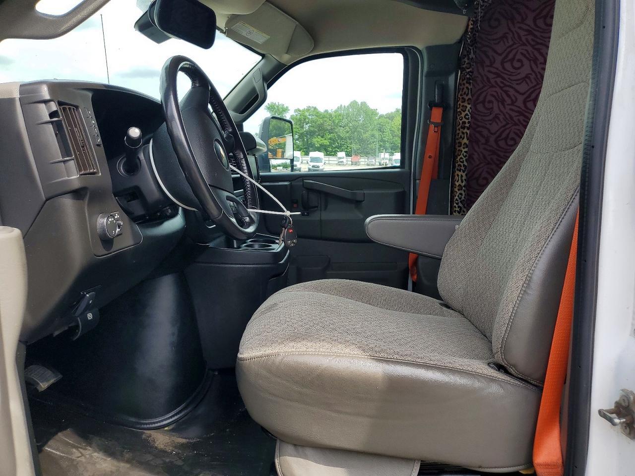 2022 Chevrolet Express Delivery Truck - Image 7