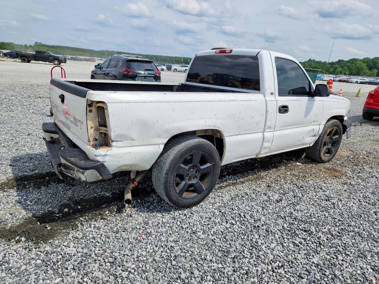 2004 Chevrolet Silverado C1500 - Image 3