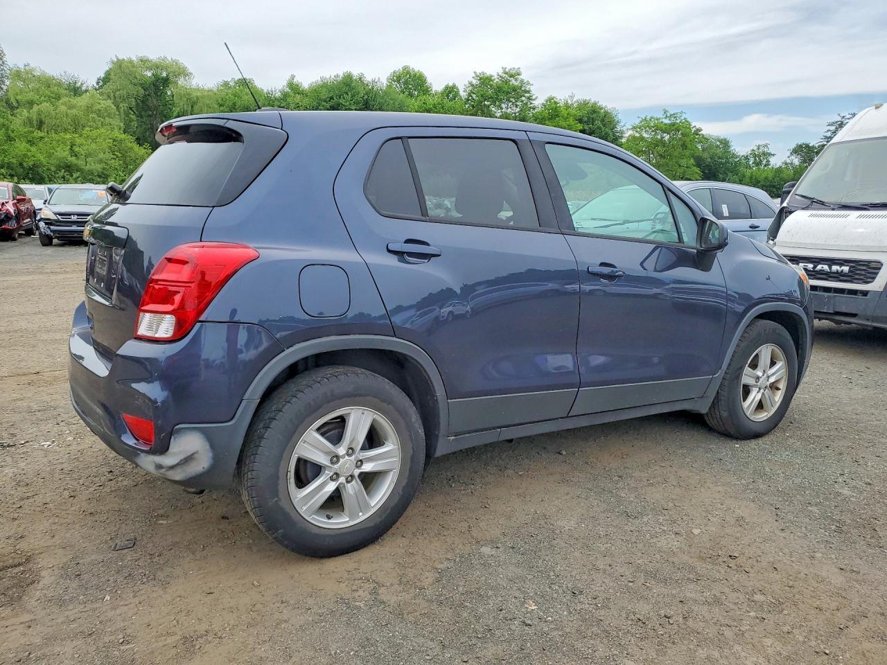 2019 Chevrolet Trax Ls - Image 3