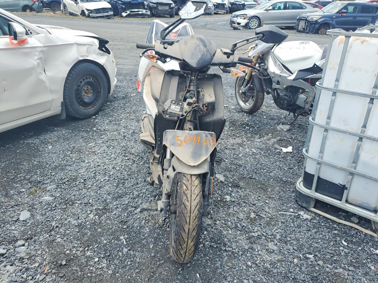 2022 Aprilia Sr Motard 50 - Фото 2