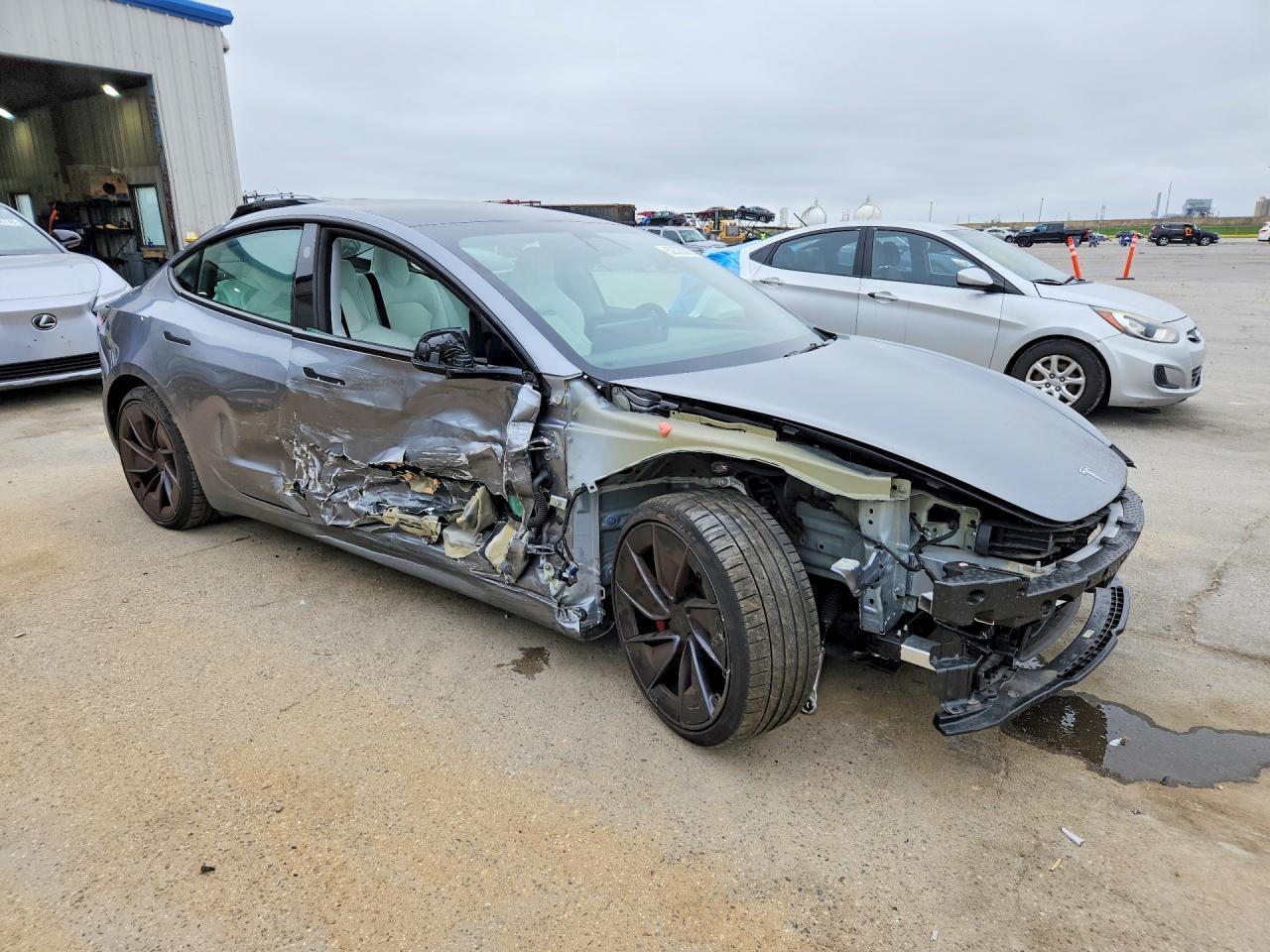 2025 Tesla Model 3 - Фото 4