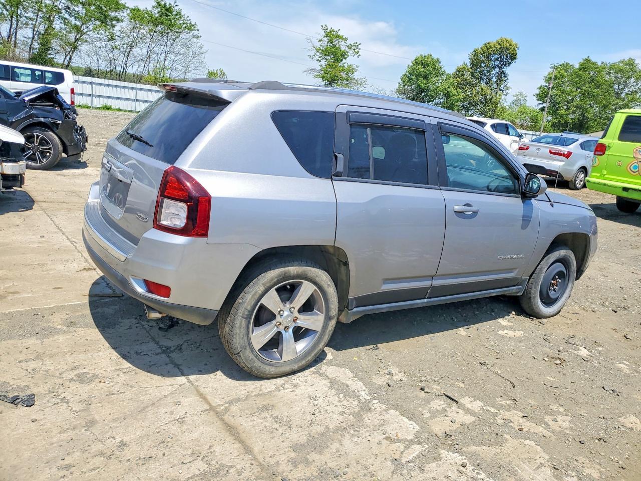 2017 Jeep Compass Latitude - Image 3