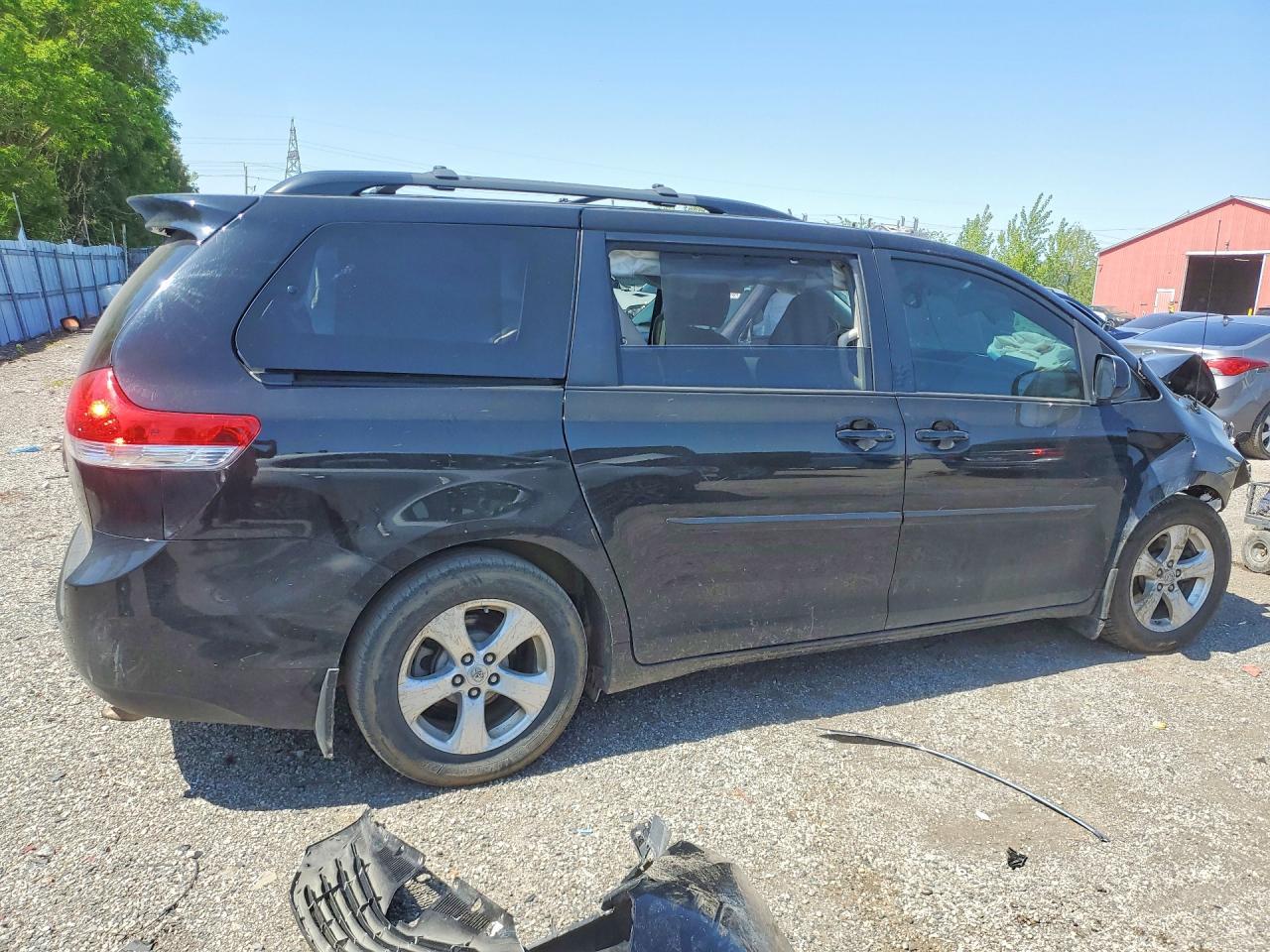 2013 Toyota Sienna Le - Image 3