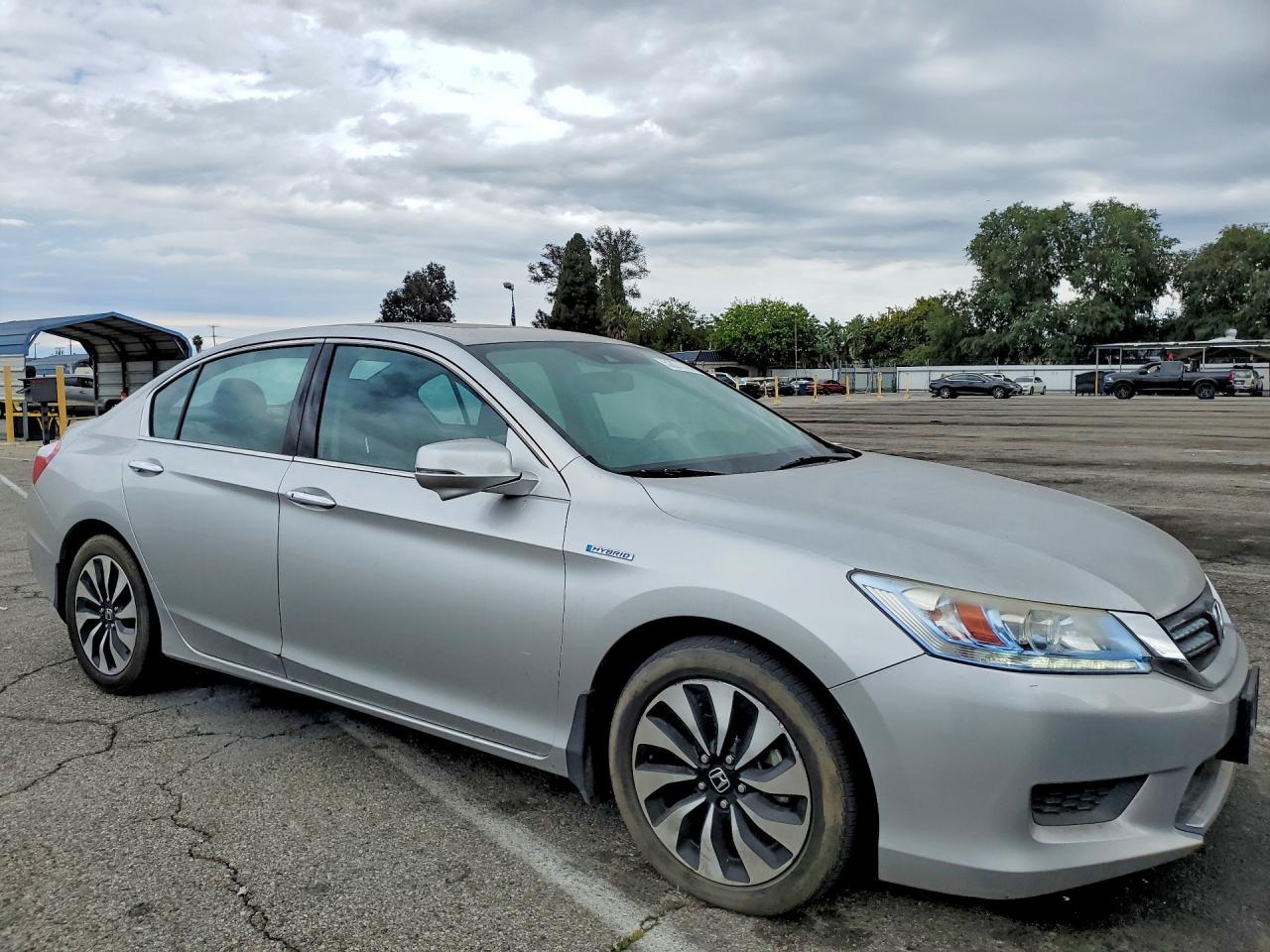 2014 Honda Accord Touring Hybrid - Image 4