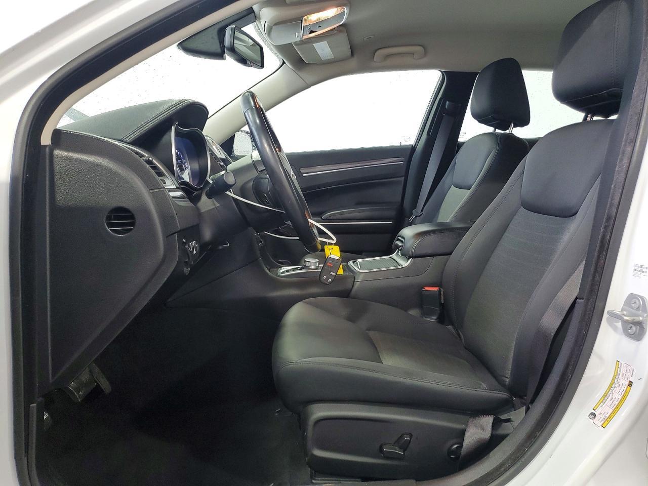 2021 Chrysler 300 Touring - Image 7
