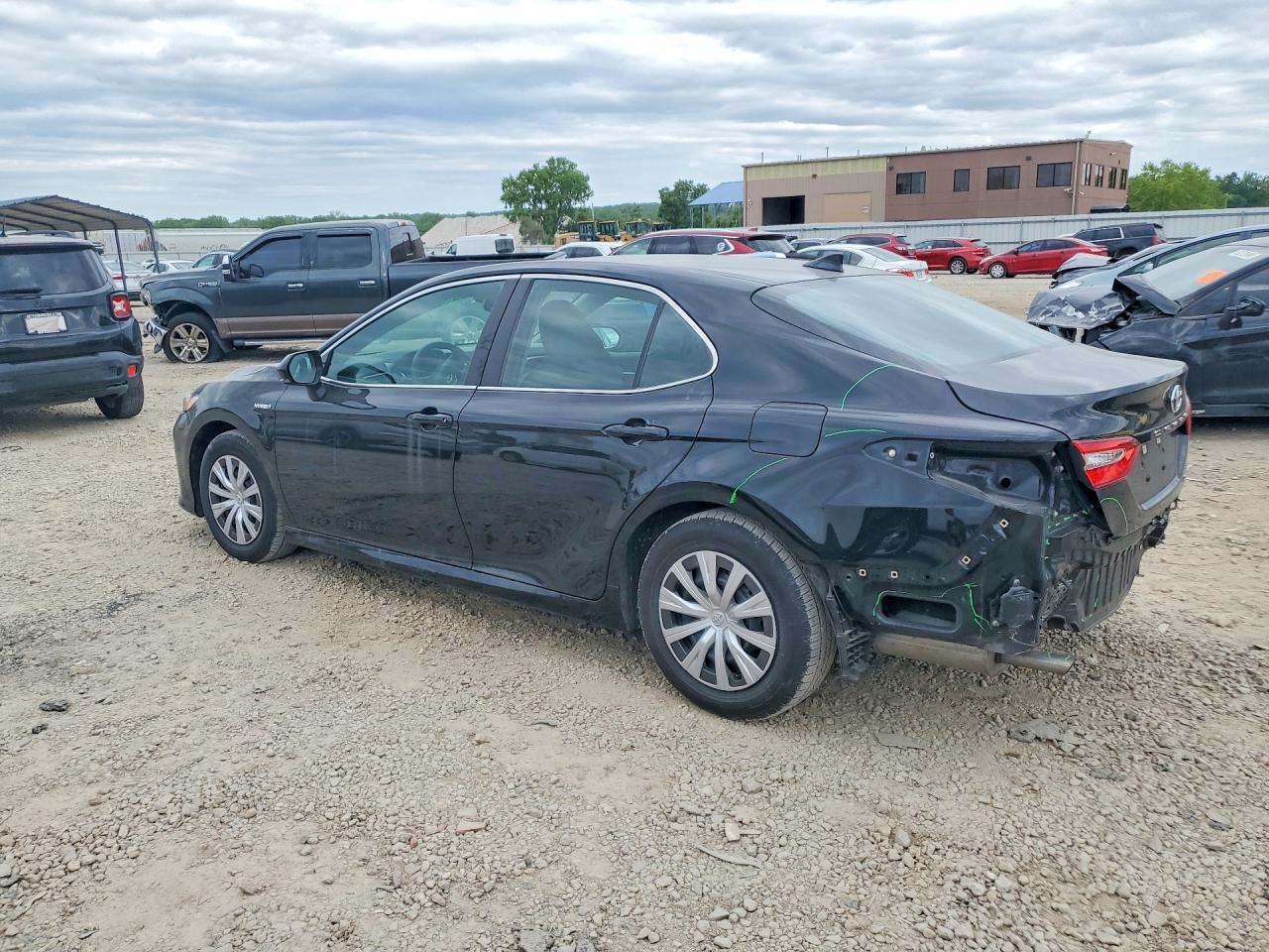 2020 Toyota Camry Le - Фото 2