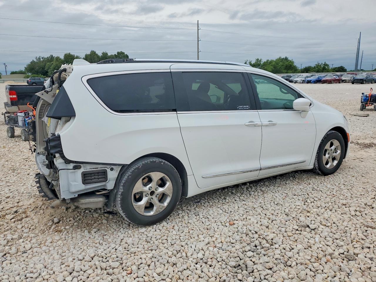 2018 Chrysler Pacifica Hybrid Touring L - Image 3