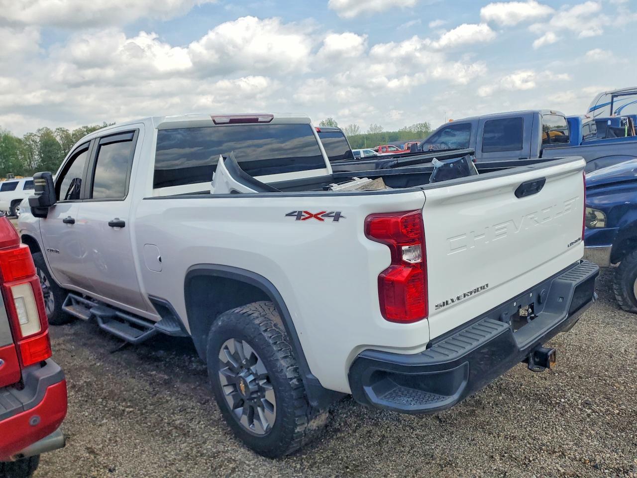2024 Chevrolet Silverado K2500 Custom - Фото 2