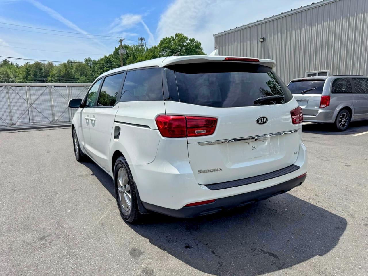 2019 Kia Sedona Lx - Image 2