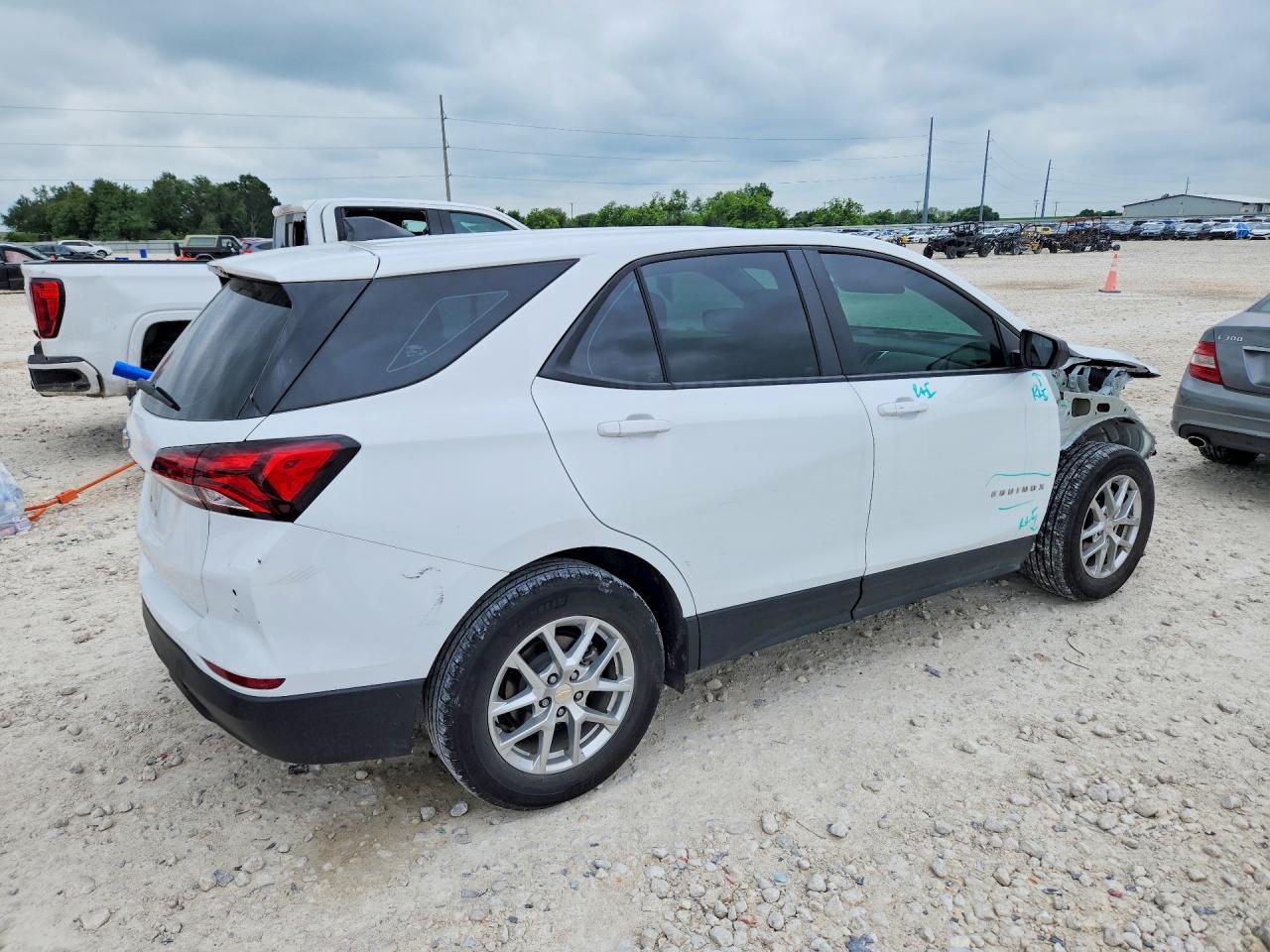 2022 Chevrolet Equinox Ls - Image 3
