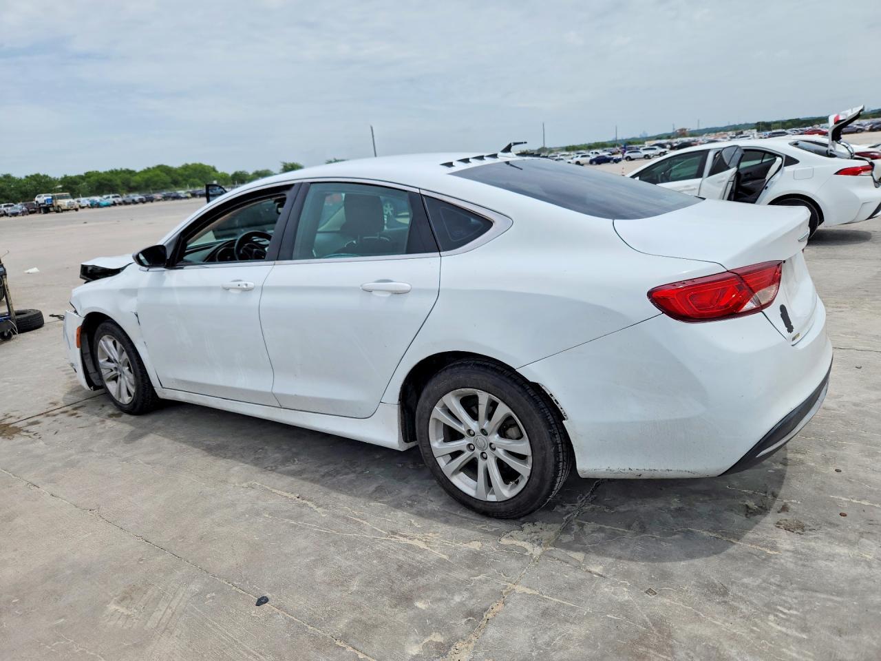 2015 Chrysler 200 Limited - Фото 2