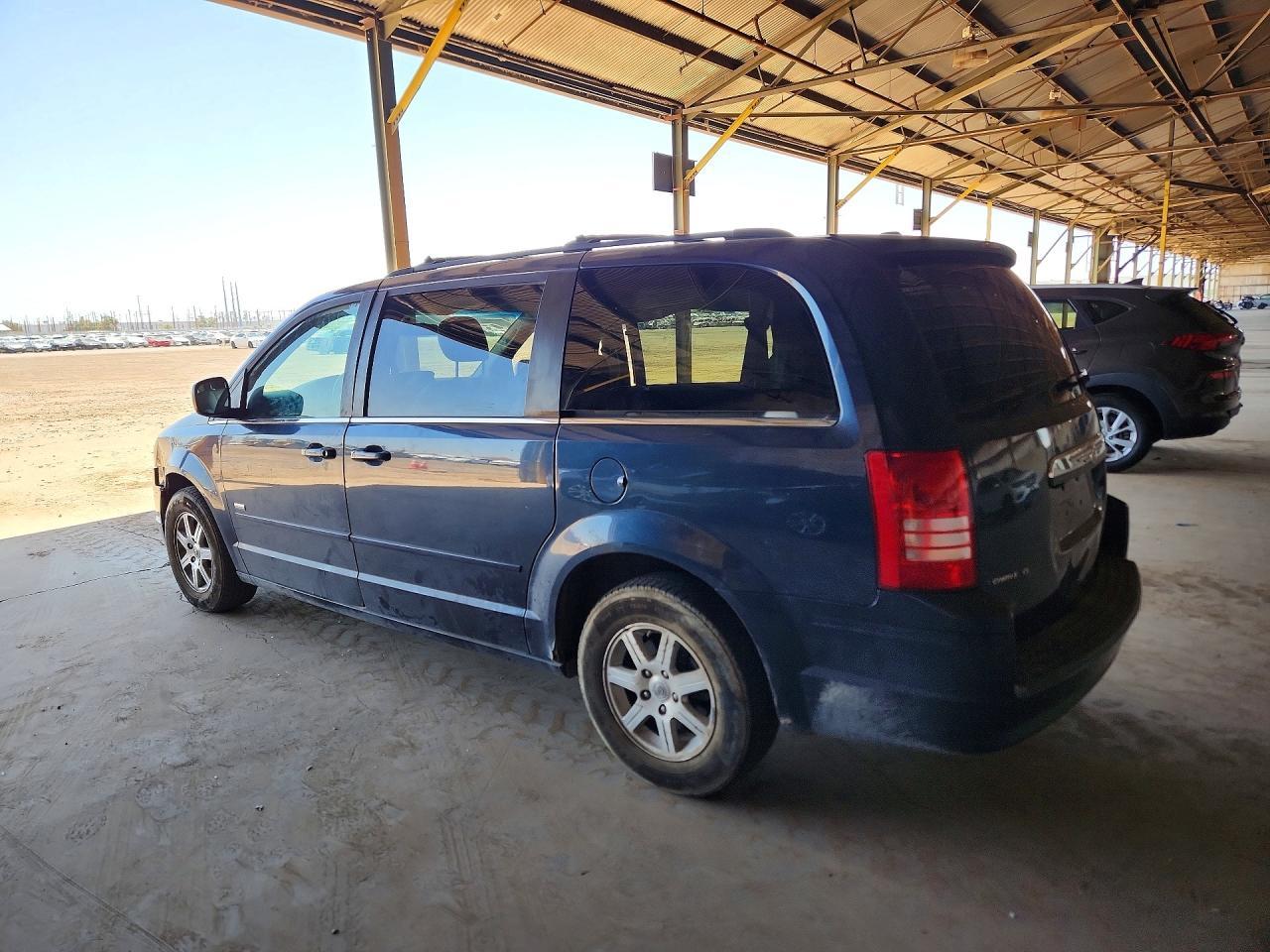 2008 Chrysler Town & Country Touring - Image 2
