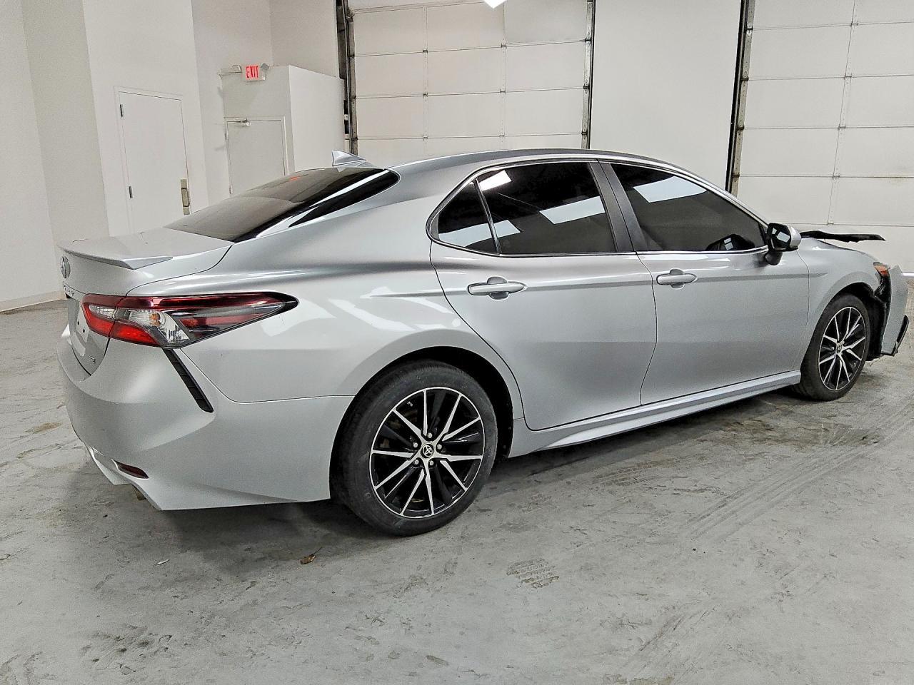 2021 Toyota Camry Se - Фото 3