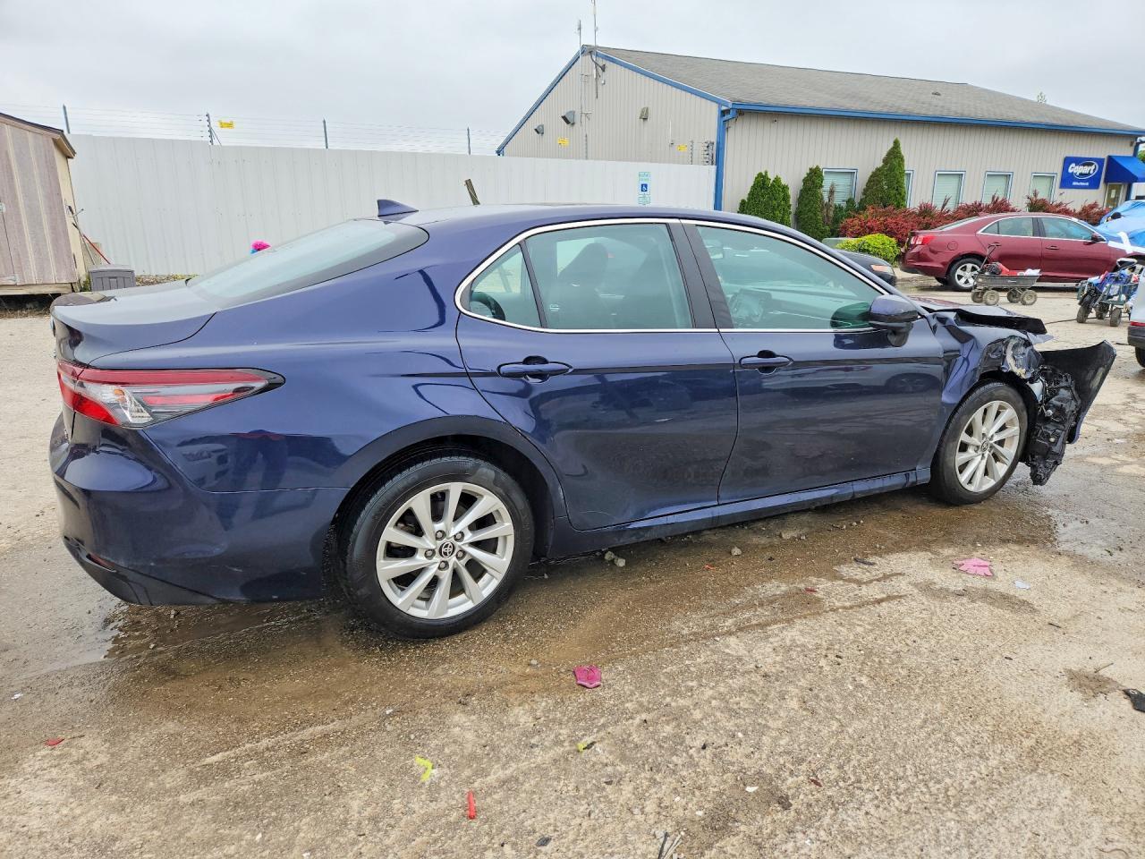 2021 Toyota Camry Le - Фото 3
