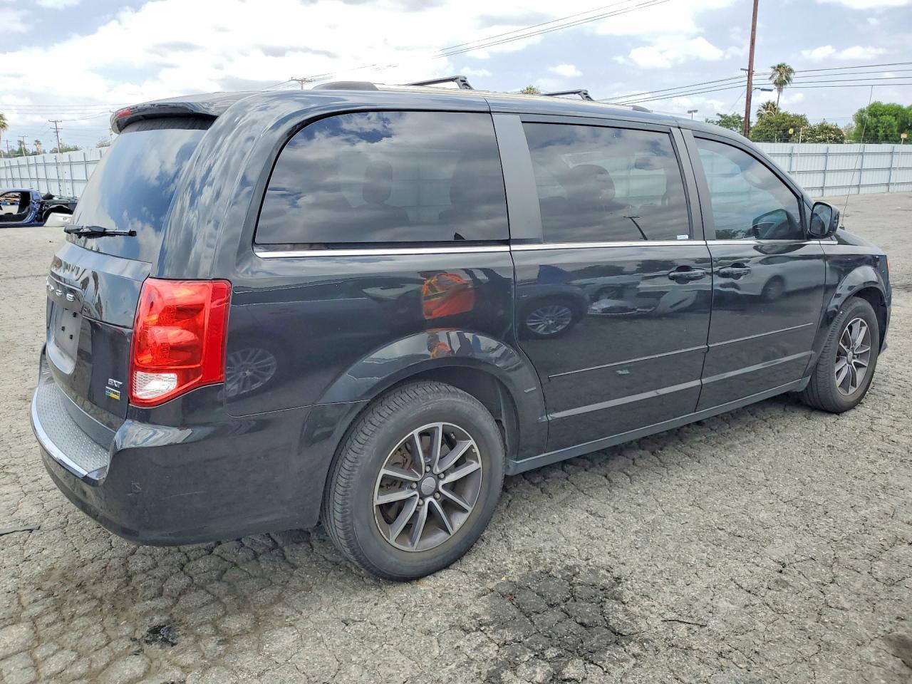 2017 Dodge Grand Caravan Sxt - Image 3