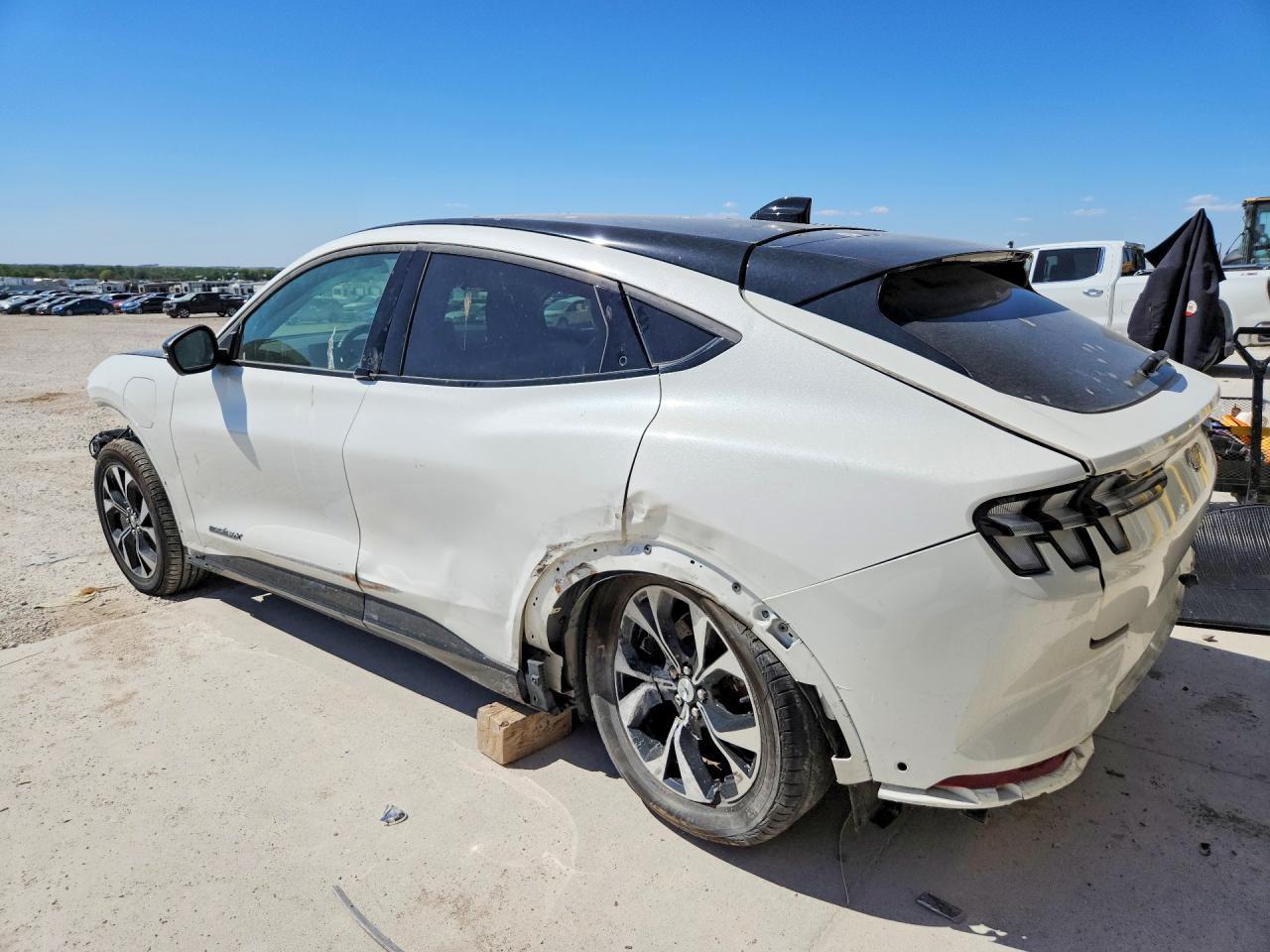 2021 Ford Mustang Mach-E Premium - Фото 2