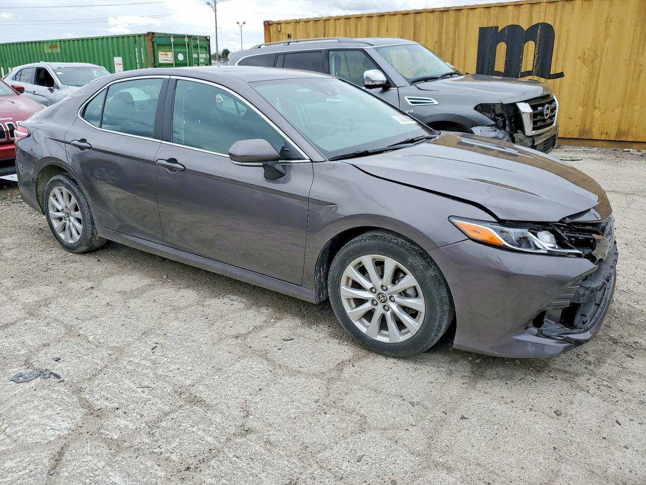 2020 Toyota Camry Le - Фото 4