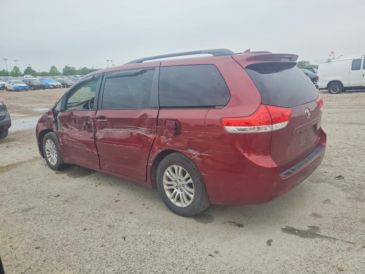 2013 Toyota Sienna - Image 2