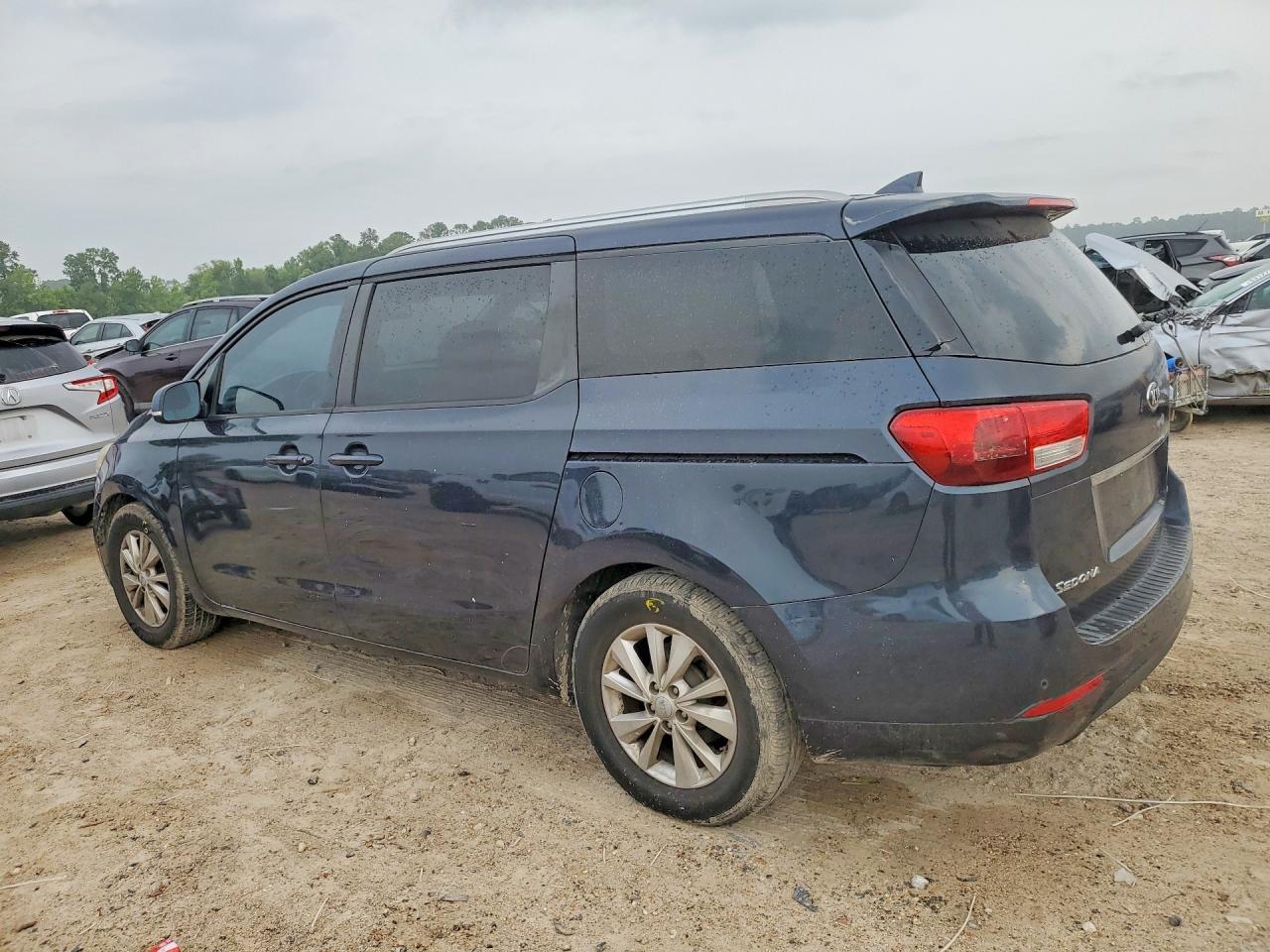 2016 Kia Sedona Lx - Image 2