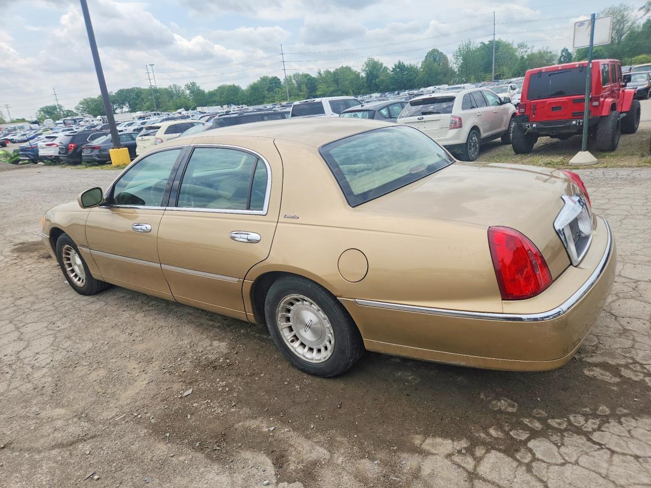 1998 Lincoln Town Car Executive - Image 2