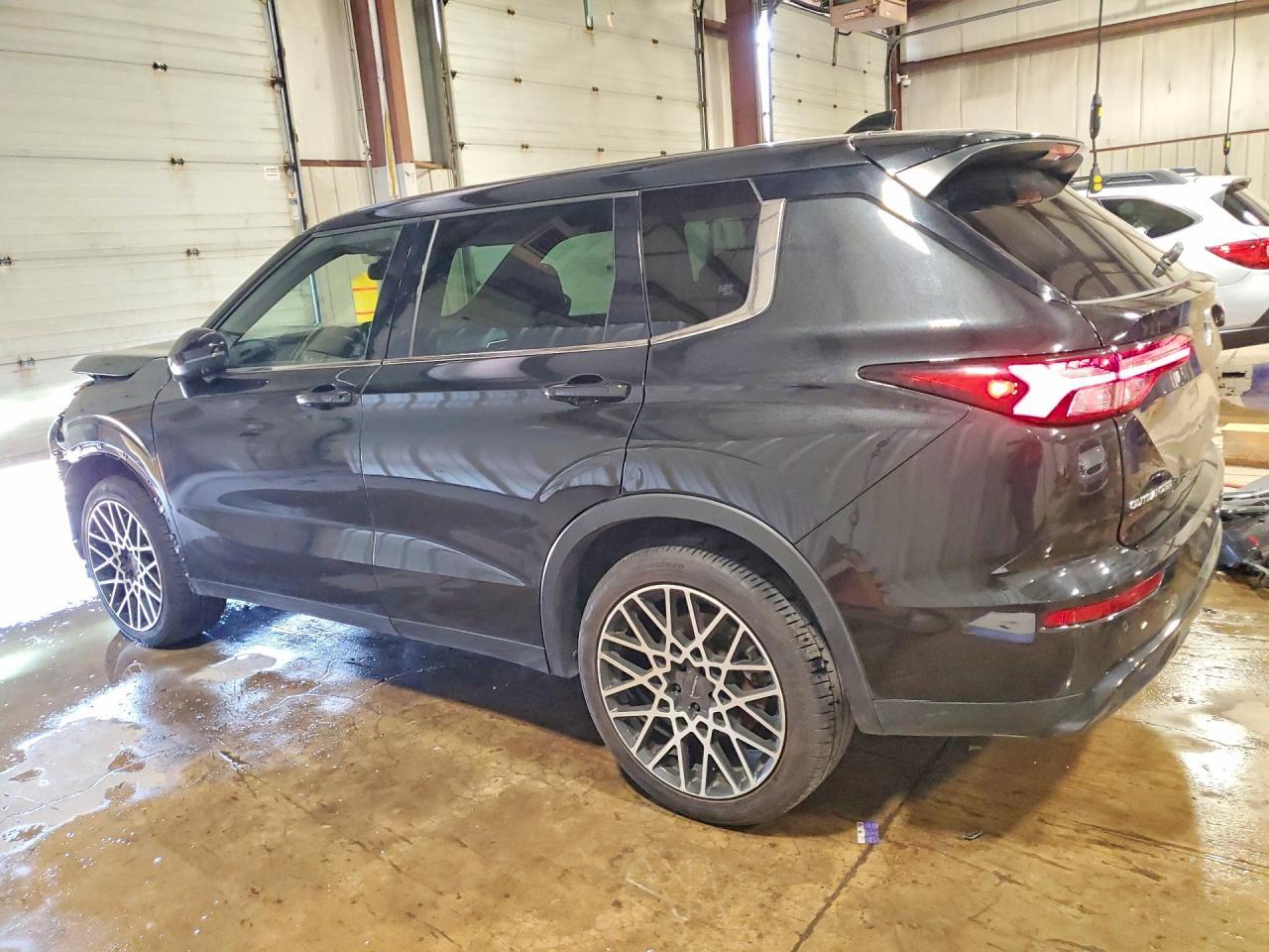 2023 Mitsubishi Outlander Sel/Sel Black Edition/Sel Tour - Image 2