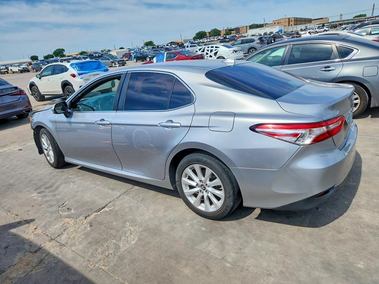 2019 Toyota Camry Le - Фото 2