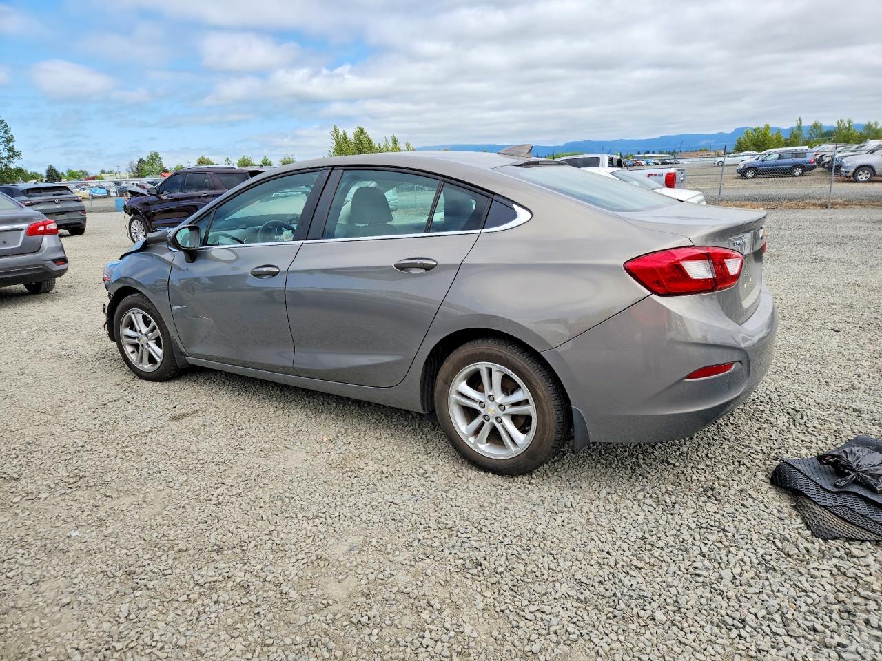 2018 Chevrolet Cruze Lt - Image 2