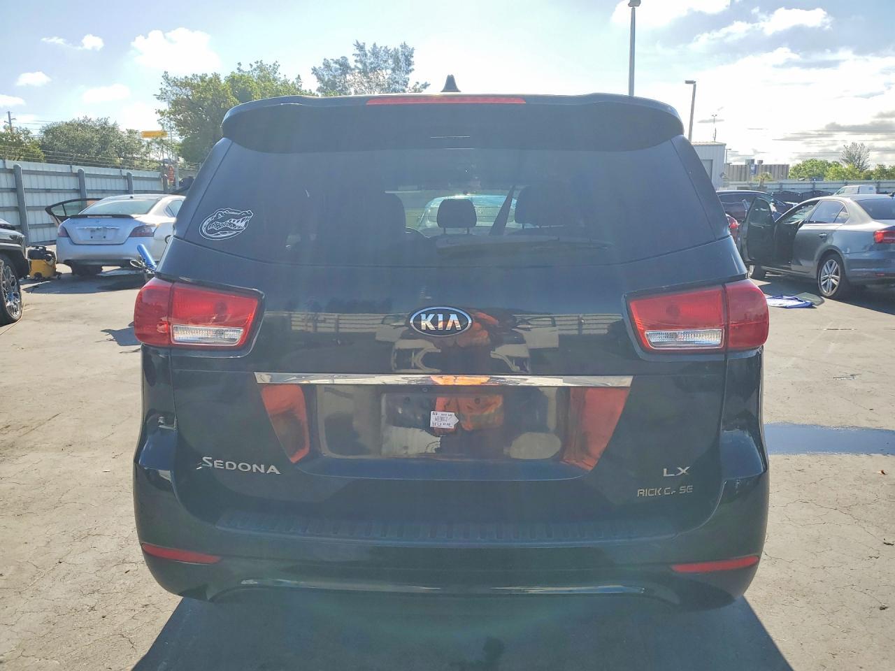 2017 Kia Sedona Lx - Image 6
