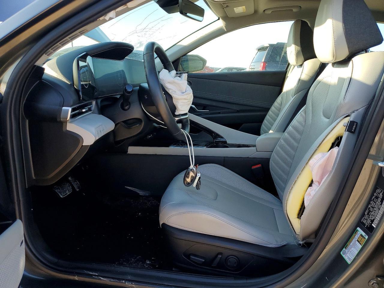2025 Hyundai Elantra Limited - Image 7