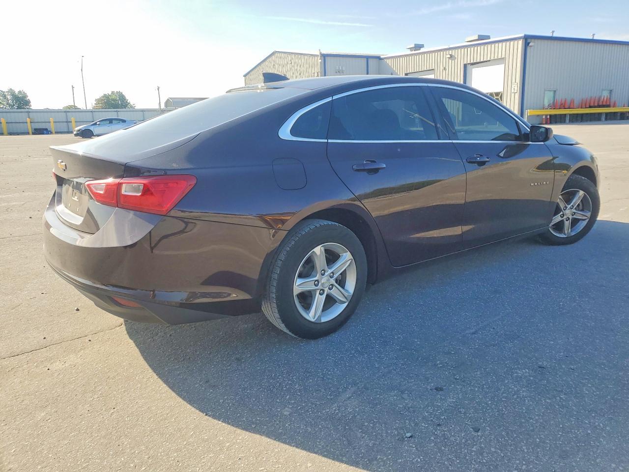 2021 Chevrolet Malibu Ls - Фото 3