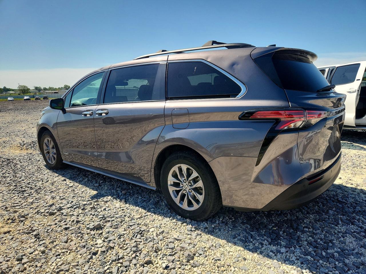 2021 Toyota Sienna Xle - Фото 2