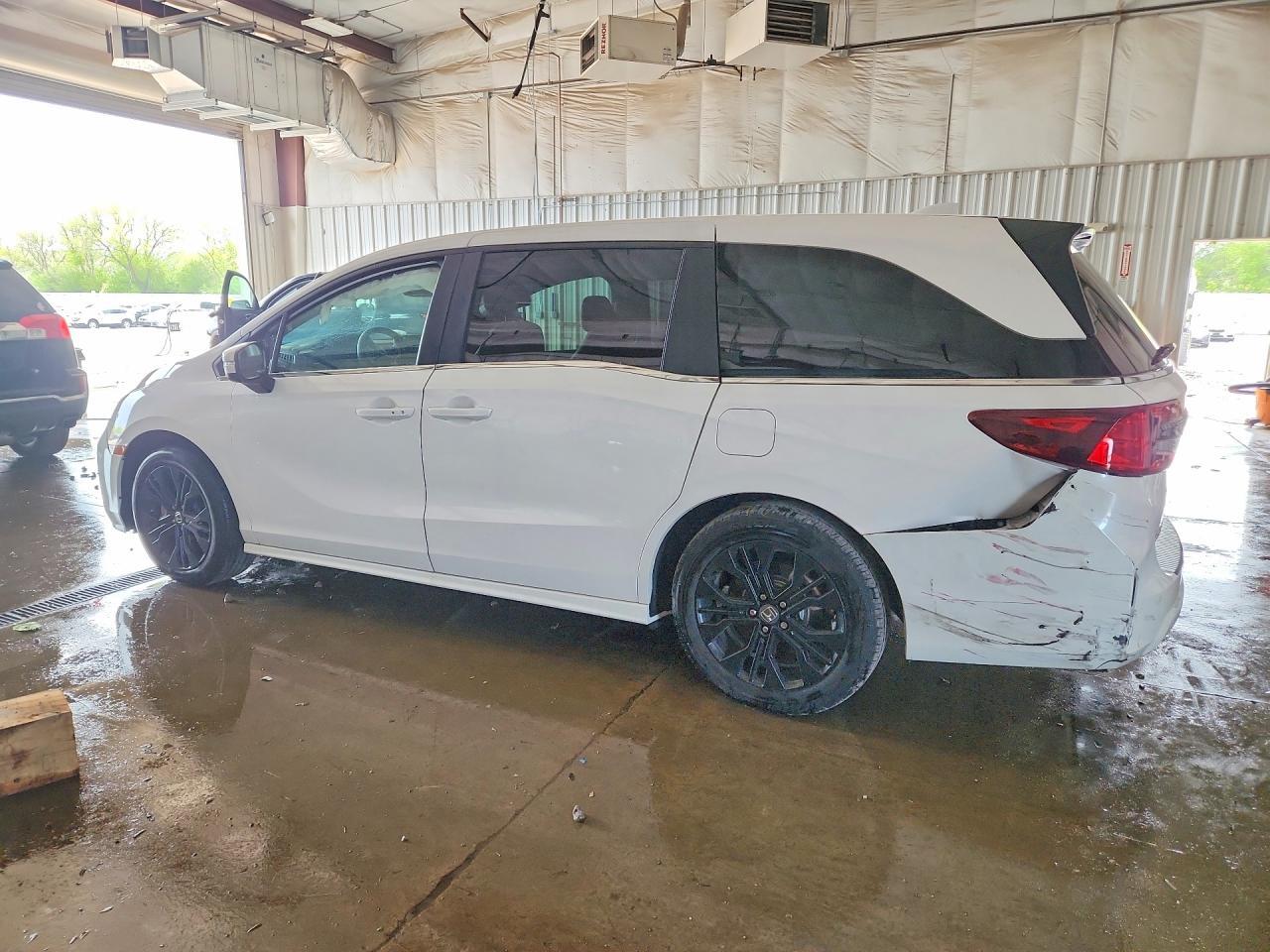 2025 Honda Odyssey Touring - Фото 2