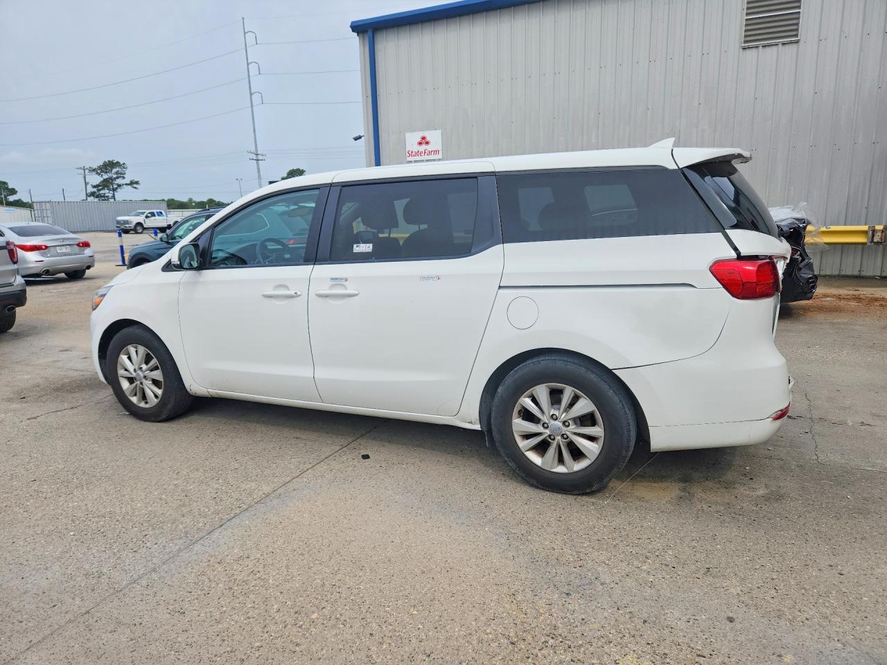 2017 Kia Sedona Lx - Image 2