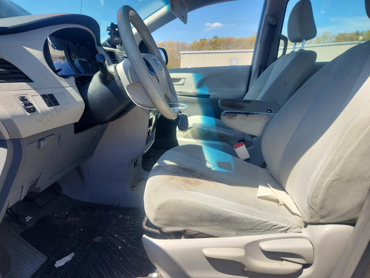 2014 Toyota Sienna L 7-Passenger - Image 7