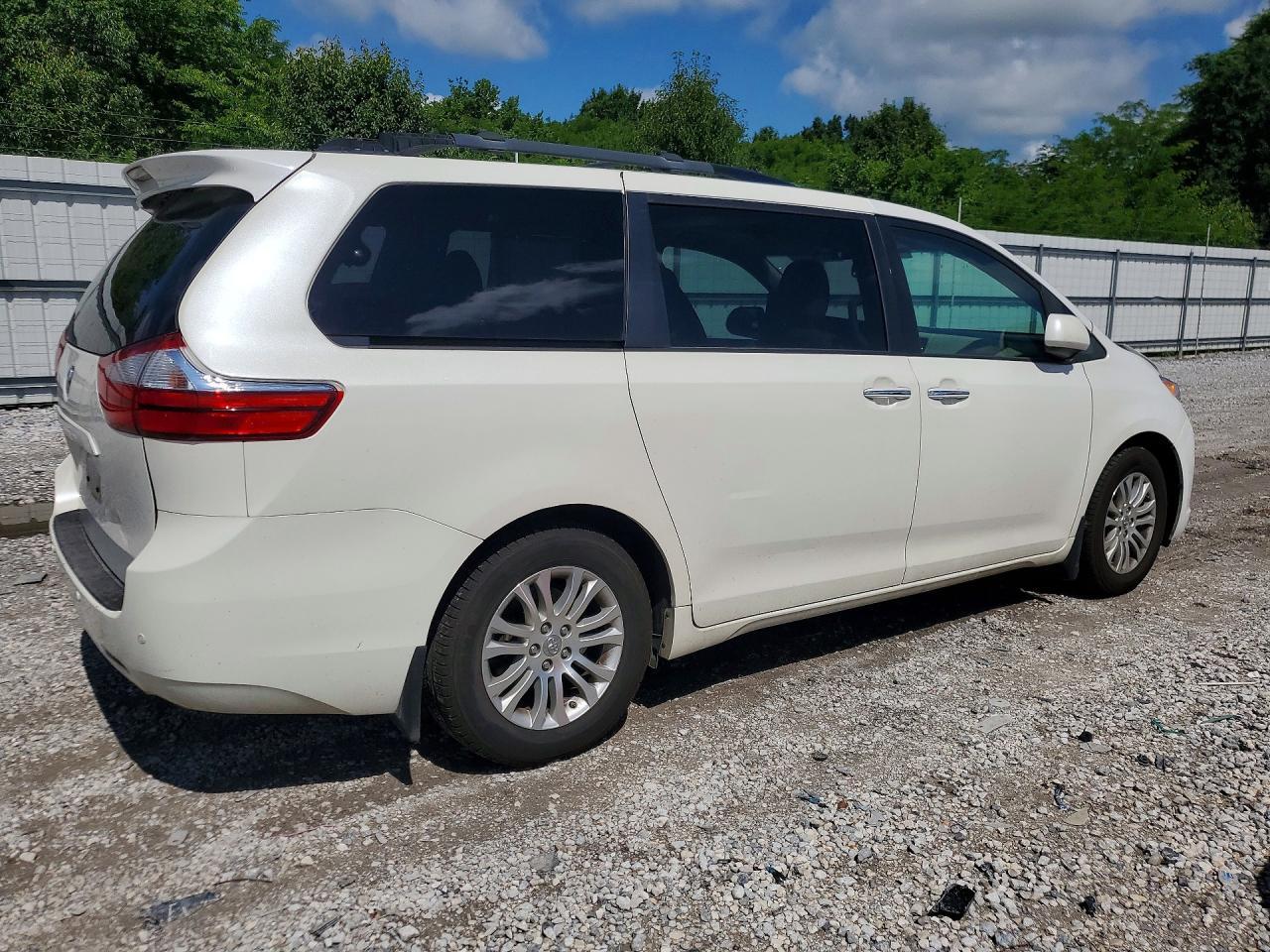 2017 Toyota Sienna Xle Premium 8-Passenger - Фото 3