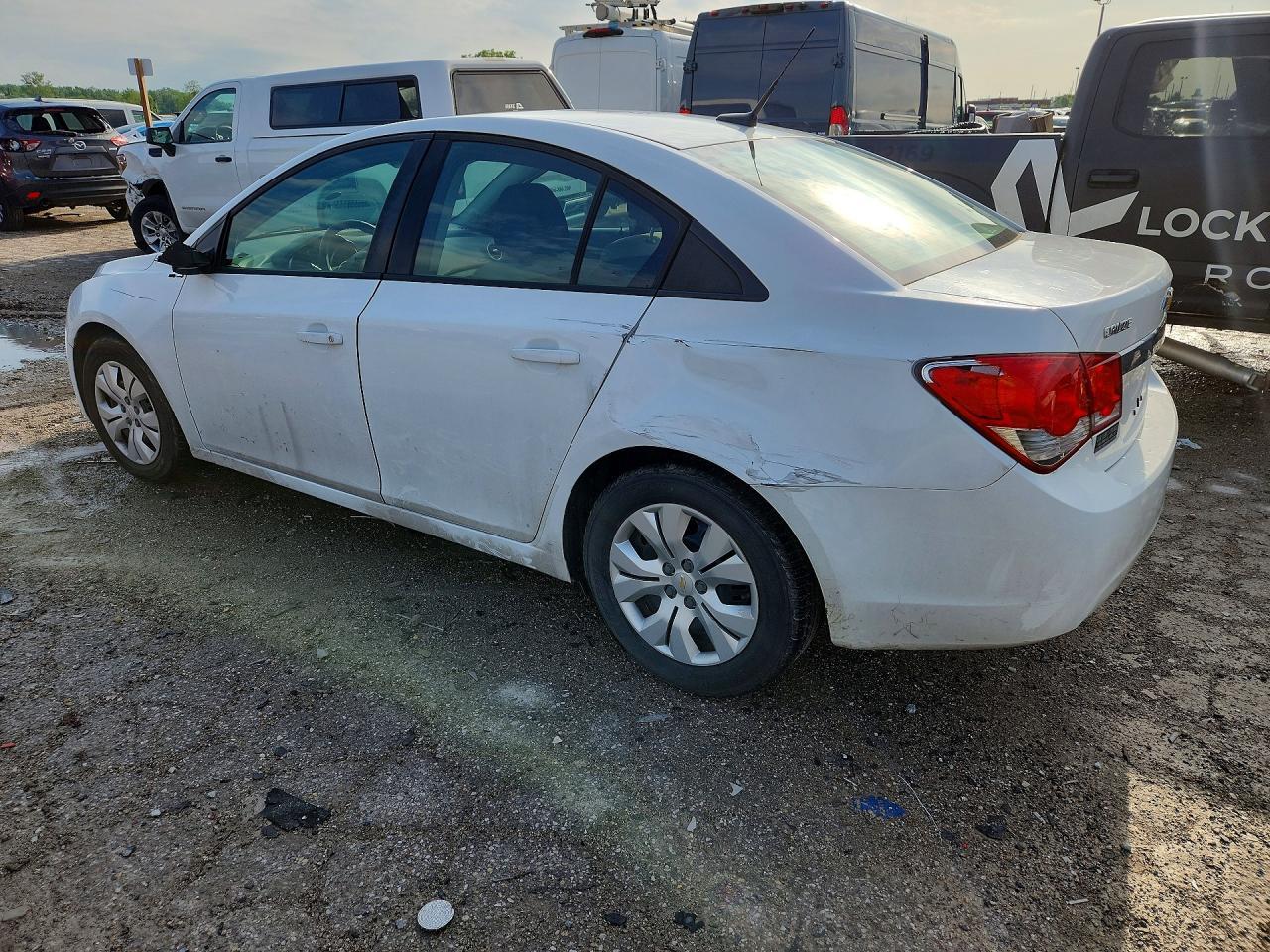 2014 Chevrolet Cruze Ls - Image 2