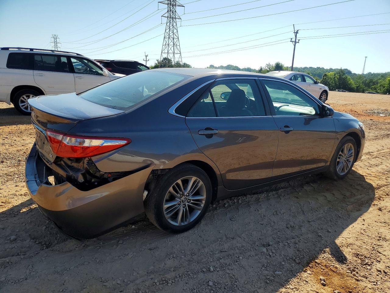 2016 Toyota Camry Se - Фото 3