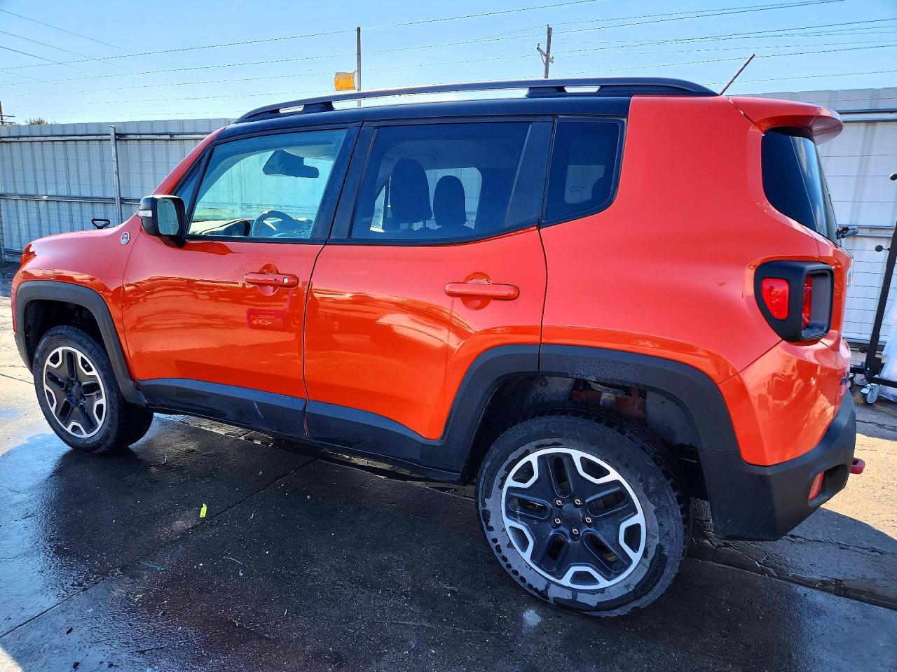 2015 Jeep Renegade Trailhawk - Image 2
