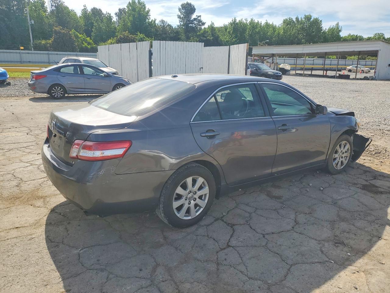 2011 Toyota Camry Le - Фото 3