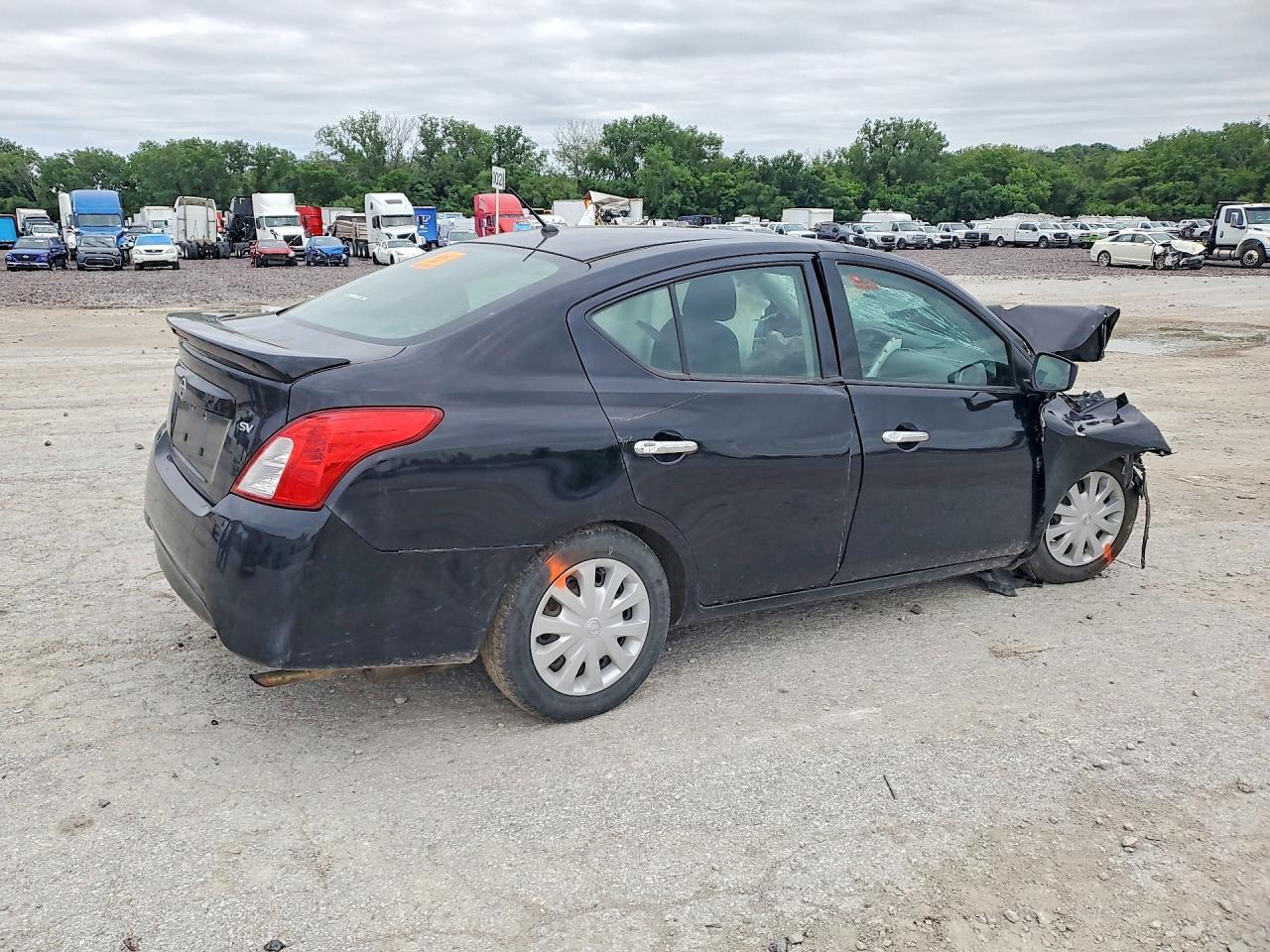 2018 Nissan Versa Sv - Image 3