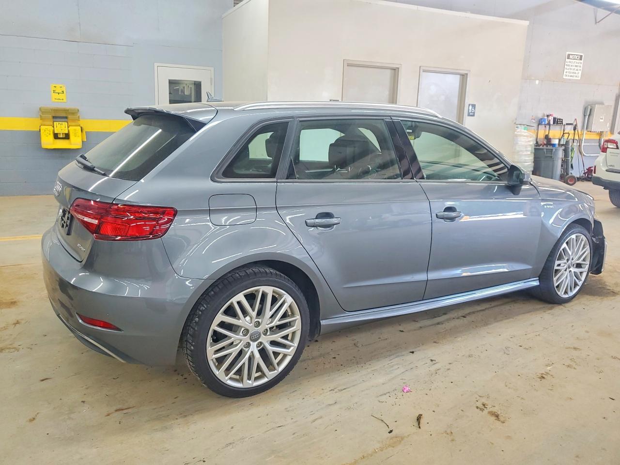 2018 Audi A3 E-Tron Premium - Фото 3