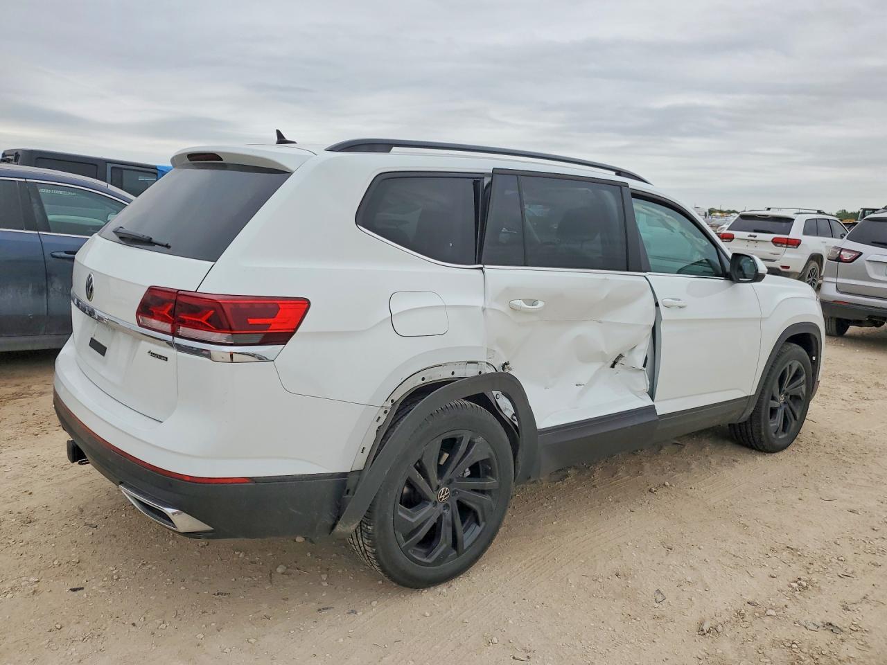 2023 Volkswagen Atlas Se - Image 3