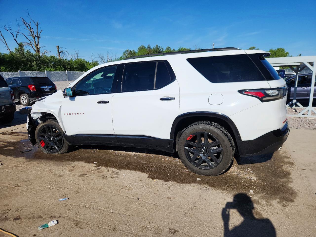 2021 Chevrolet Traverse Premier - Фото 2