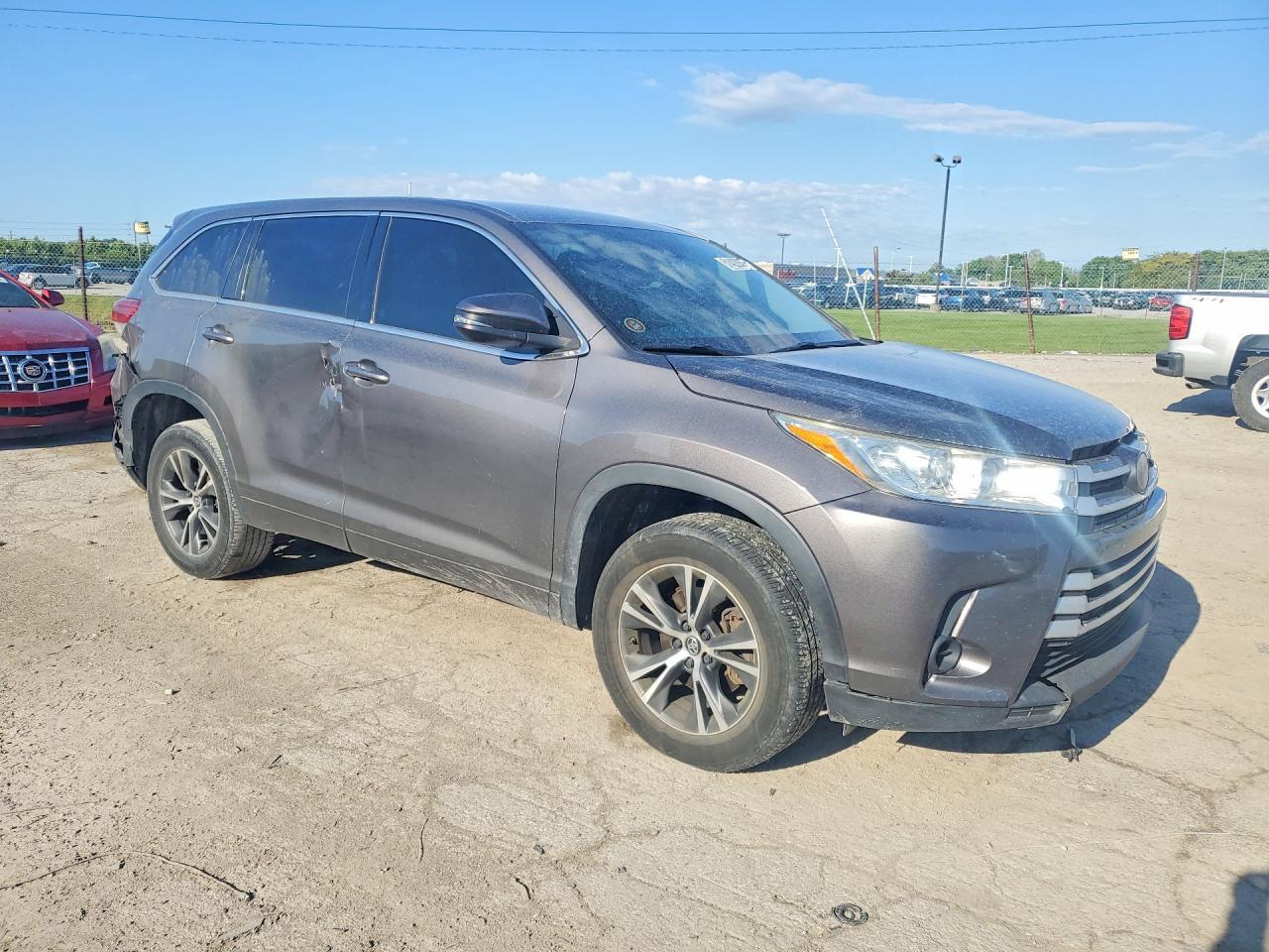 2017 Toyota Highlander Le - Фото 4