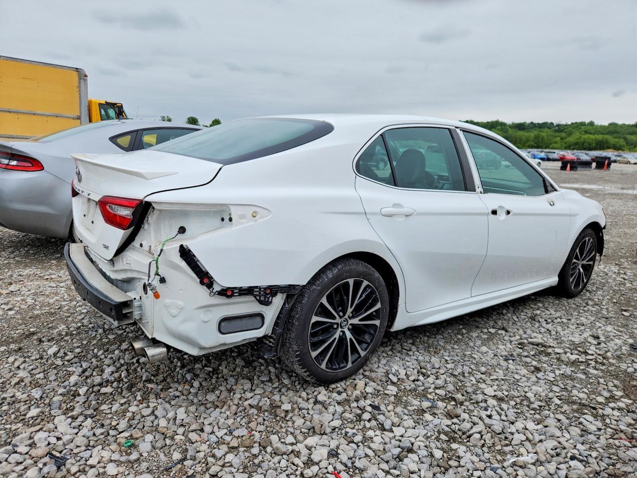 2018 Toyota Camry Se - Фото 3