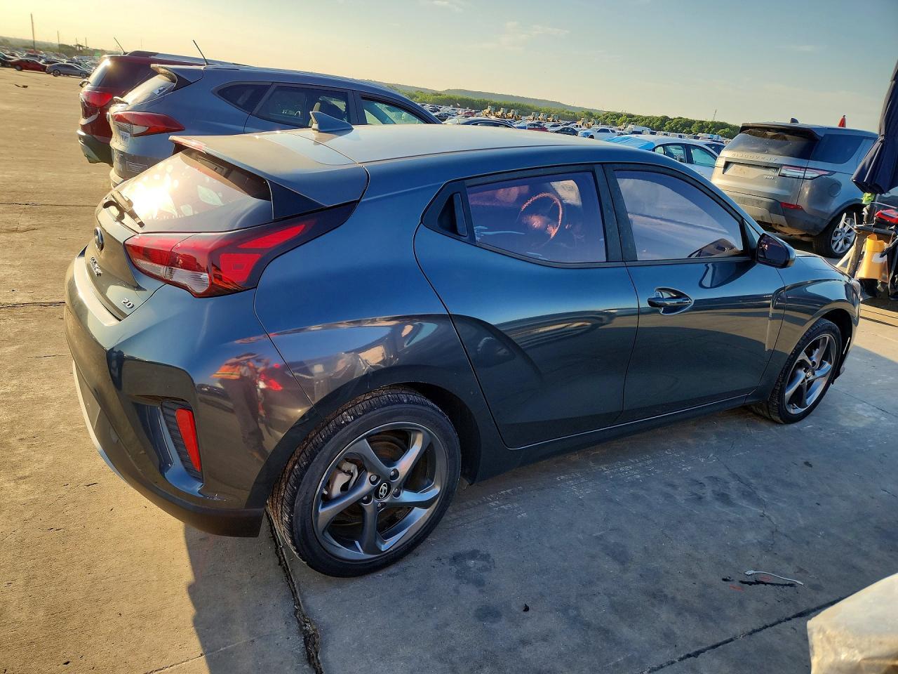 2020 Hyundai Veloster 2.0L - Фото 3