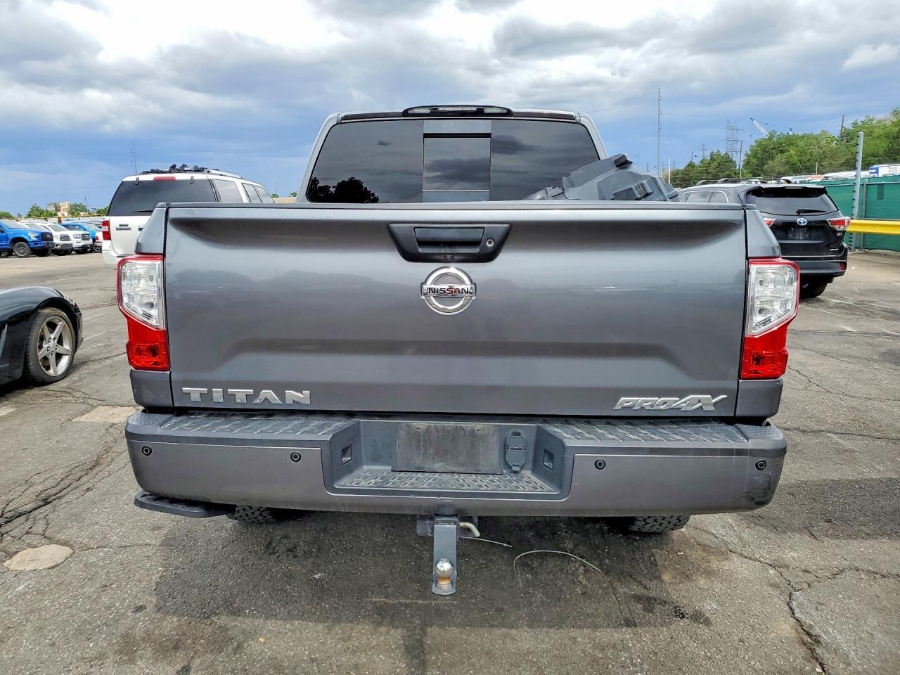 2017 Nissan Titan Pro-4X - Фото 6
