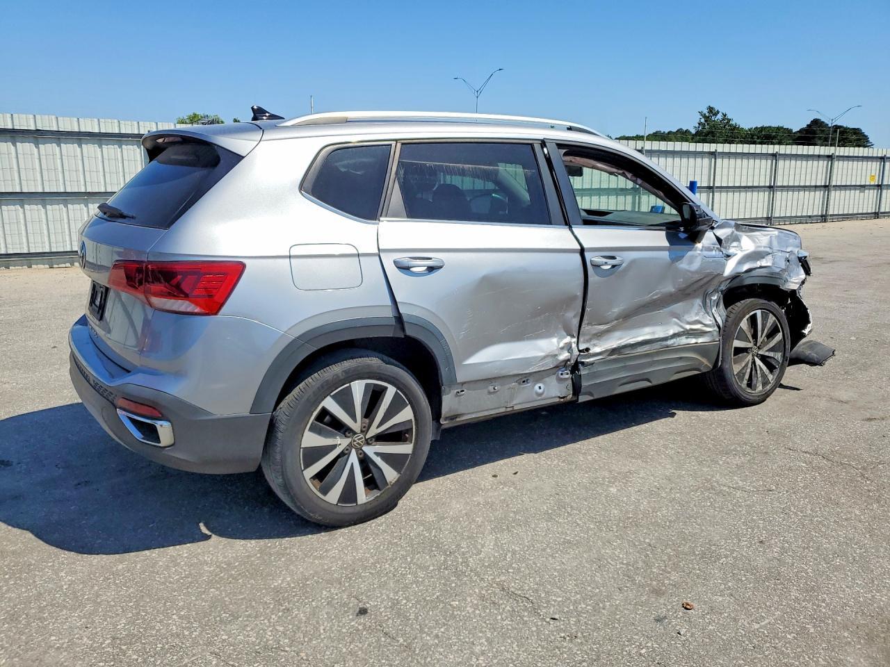 2022 Volkswagen Taos Se - Image 3